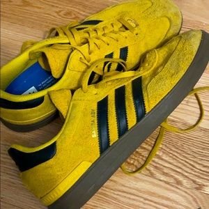 Selling gently used Men’s Size 9 suede Adidas Samba ADV.